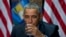 Presiden Barack Obama meminum air di Flint yang sudah difilter selama briefing respon terhadap krisis air minum. Flint, Mich.