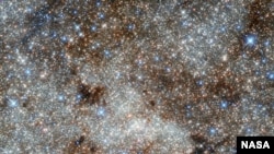 Pusat Galaksi Bima Sakti yang bertabur bintang mengarah pada konstelasi Sagitarius. (NASA, ESA, and G. Brammer)