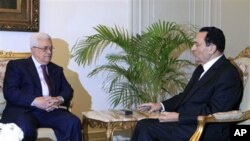 Egyptian President Hosni Mubarak, right, meets with Palestinian authority President Mahmoud Abbas at the Presidential palace in Cairo, Egypt, 09 Dec 2010