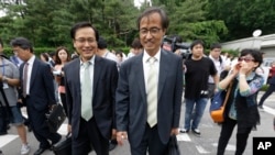 지난해 6월 한국 서울중앙지방법원에서 북한 식당 종업원 12명에 대한 인신보호법상 구제 청구 소송을 마친 민주사회를 위한 변호사모임 채희준(왼쪽), 천낙붕 변호사가 법원을 나서고 있다.