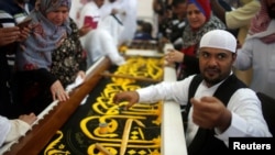 Seorang pria sedang menyulam Kiswa, kain sutra untuk menutup Kabah menjelang ibadah Haji di sebuah pabrik di kota suci Mekah, Arab Saudi, 26 Agustus 2017. 