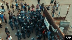 Pasukan keamanan Lebanon melakukan pengamanan setelah terjadi bentrokan antara pendukung Hizbullah dan demonstran anti pemerintah di lapangan Riad al-Solh, Beirut, Senin (25/11). 