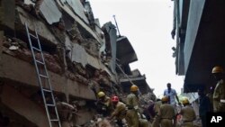 Spasilačke ekipe kraj zgrade srušene u indijskoj državi Goa 