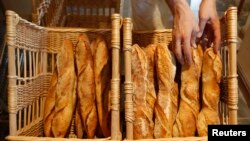 Semakin banyak warga Asia yang mengkonsumsi roti seperti baguettes, roti tradisional Perancis, meningkatkan permintaan akan gandum.