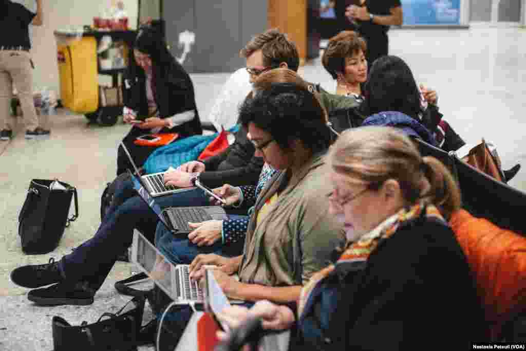 Des avocats bénévoles recherchent des recours au cas où des familles de détenus se présenterait à l'aéroport international de Washington DC, en Virginie, le 31 janvier 2017. (VOA/Nastasia Peteuil)