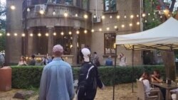 Ռուսաստանցիների սիրելի հավաքատեղին՝ ցուցահանդեսով, գինիով և ռելոկանտին բնորոշ տրամադրությամբ
