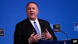 资料照片：美国国务卿蓬佩奥在布鲁塞尔北约外长会议记者会期间对媒体讲话。(2019年11月20日)