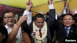 លោក​ មាជ សុវណ្ណរ៉ា​ ​ប្រធាន​ក្រុម​ព័ត៌មាន​របស់​គណបក្ស​សង្គ្រោះ​ជាតិ​ ស្រក់​ទឹក​ភ្នែក​​នៅ​ក្បែរ​លោក​ សម រង្ស៊ី ប្រធាន​គណបក្ស​និង​លោក កឹម សុខា អនុប្រធាន​គណបក្ស នៅ​មុន​ពិធី​បុណ្យ​ពុទ្ធសាសនា​មួយ​នៅ​ទី​ស្នាក់ការ​គណបក្ស​សង្គ្រោះ​ជាតិ​នៅ​រាជធានី​ភ្នំពេញ​កាល​ពី​ថ្ងៃ​ទី​១៣ ខែ​មេសា ឆ្នាំ​២០១៥។ REUTERS/Samrang Pring