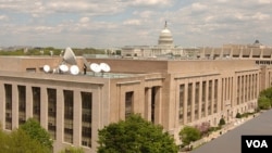 美国之音大楼，侧后方是美国国会大厦