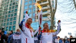 반기문 유엔 사무총장(왼쪽)이 토마스 바흐 국제올림픽위원회 위원장과 함께 6일 소치 올림픽 성화 봉송에 참어했다.