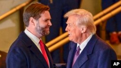 جیمز دیوید ونس، معاون ریاست جمهوری ایالات متحده، نشست کنفرانس اقدام سیاسی محافظه کاران (سیپک) را رهبری می‌کند.