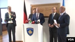 Konferencija za medije posle susreta poslanika Bundestaga Petera Bauera i Kristijana Šmita sa premijerom Kosova Ramušom Haradinajem 