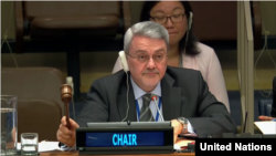 유엔총회 제1위원회 의장인 모하메드 후세인 바르 알루룸 이라크 대사가 27일 회의에서 북한 핵 관련 결의안을 처리하며 의사봉을 두드리고 있다.