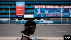 Une femme passe devant le siège de la Commission électorale nationale indépendante (CENI), le 5 novembre 2017 à Kinshasa.
