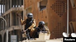 Tentara Burkina Faso melakukan pengamanan di sebuah hotel pasca serangan militan Islamis di sana yang menewaskan 28 orang (foto: ilustrasi). 