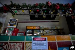 ປ້າຍແຈ້ງເຕືອນຢູ່ທີ່ບ້ານພັກ Nana Backpacker Hostel ໃນເມືອງວັງວຽງ, ສປປ ລາວ.