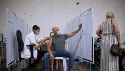 이스라엘 주민이 코로나 백신 3차 접종 기념 촬영을 하고 있다. (자료사진)