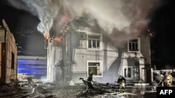 Vatrogasne ekipe gase požar u blizu zgrade administracije u regionu Kijeva, 30. januara 2024. (Foto: AFP/Ukrajinska služba za vanredne situacije) 