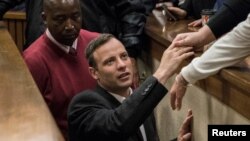 La star olympique Oscar Pistorius part de la cour de justice après avoir entendu sa sentence à Pretoria, Afrique du sud, le 6 juillet 2016.