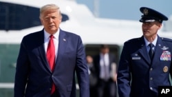 លោក​ប្រធានាធិបតី Donald Trump (ដូណាល់ ត្រាំ) ធ្វើ​ដំណើរ​ទៅកាន់​រដ្ឋMinnesota និង​រដ្ឋ Wisconsin នៅ​ថ្ងៃទី១៧ ខែសីហា ឆ្នាំ២០២០ ពី​មូលដ្ឋានទ័ព​អាកាស Andrews Air Force Base ក្នុង រដ្ឋMaryland។