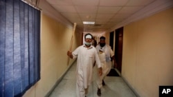 اعتراض کنندگان توانستند به ستدیو ها و اتاق کنترول تلویزیون دولتی هم راه یابند