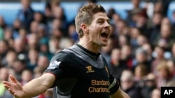 Kapten klub Liverpoopl Steven Gerrard sejauh ini telah bermain dengan cedera bahu (foto: Dok).