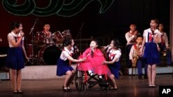 지난 2012년 12월 세계 장애인의 날을 맞아 평양 만경대 소년궁전에서 기념 공연이 열렸다. (자료사진)