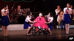 지난 2012년 12월 세계 장애인의 날을 맞아 평양 만경대 소년궁에서 열린 기념 공연에서, 지체장애 아동(가운데)이 노래를 부르고 있다. (자료사진)