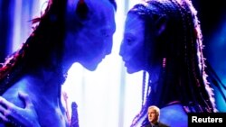 Sutradara film dan Ketua Lightstorm Entertainment James Cameron menyampaikan pidato di depan gambar film terbarunya "Avatar" selama Seoul Digital Forum 2010 13 Mei 2010. (Foto: Reuters)