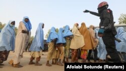 Les écolières nigérianes qui avaient été enlevées après leur libération, au gouvernorat de l'État de Zamfara, le 2 mars 2021.