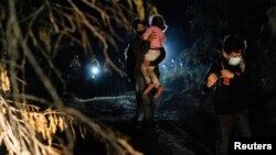 Migrantske porodice, koje traže azil, šetaju kako bi se predale američkoj graničnoj patroli nakon što su iz Meksika prešle rijeku Rio Grande i ušli u Sjedinjene Države u Texasu, 27. april 2021. 