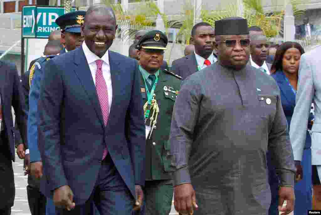 Rais William Ruto wa Kenya akifuatana na Rais Julius Maada wa Sierra Leone baada ya kuufungua rasmi mkutano wa viongozi juu ya Hali ya Hewa Afrika (ACS) 2023, mjini Nairobi