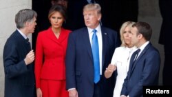 Prezident Tramp, rafiqasi Melaniya, Fransiya Prezidenti Emmanuel Makron rafiqasi Bridjit bilan. Parij, 13-iyul, 2017-yil.