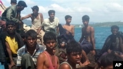 73 orang pengungsi muslim Rohingya yang ditemukan di lepas pantai Phuket, Thailand (1/1). 