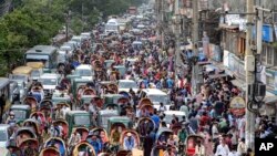 Orang-orang memadati area pasar menjelang Idul Adha di Dhaka, Bangladesh, Jumat, 16 Juli 2021. (AP Photo/Mahmud Hossain Opu)