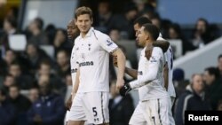Pemain Tottenham Hotspur, Jan Vertonghen (5) merayakan golnya ke sarang Swansea City pada pertandingan Liga Premier, Minggu (16/12). (Reuters/Stefan Wermuth)