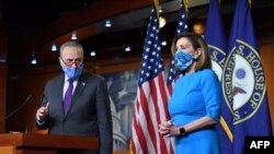 Ketua DPR AS Nancy Pelosi dan Chuck Schumer -- keduanya dari Partai Demokrat -- dalam konferensi pers di Capitol Hill, Washington, 6 November 2020.