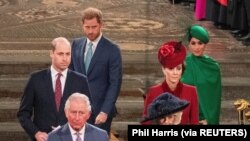 Pangeran Charles dan istrinya, Camilla baris depan); Pangeran William dan istrinya Kate (baju merah ), dan Pangeran Harry dan Meghan, menghadiri peringatan Persemakmuran di di Westminster Abbey di London, Inggris 9 Maret 2020. (Foto: Phil Harris/Pool via REUTERS/File Photo)