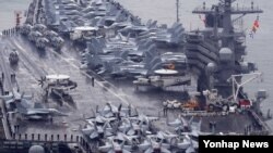 미국의 니미츠급 핵추진 항공모함인 로널드 레이건 호가 16일 해군 부산기지에 입항했다. 이 항모는 지난 10일부터 15일까지 한반도 전 해상에서 실시된 연합훈련인 '2016 불굴의 의지' 훈련을 마치고 입항했다. 축구장 3개 넓이인 1천800㎡의 갑판에 슈퍼호넷(F/A-18) 전투기, 전자전기(EA-6B), 공중조기경보기(E-2C)를 비롯한 각종 항공기 80여 대를 탑재하고 다닌다.