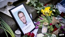감옥 수감 중 사망한 러시아의 야권 지도자 알렉세이 나발니를 추모하는 꽃이 놓여져 있다. (자료 사진)