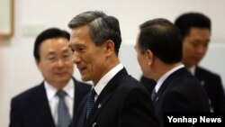 한국의 김관진 국가안보실장(왼쪽 두번째)이 지난 6월 청와대에서 열린 수석비서관회의에 앞서 수석비서관들과 인사하고 있다. (자료사진)