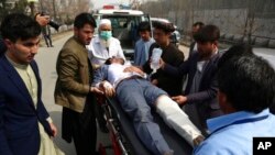 បុរស​រង​របួស​ម្នាក់​ត្រូវ​បាន​សែង​ទៅ​ដាក់​ក្នុង​ឡាន​​សង្គ្រោះ​បន្ទាន់​ បន្ទាប់​ពី​មាន​ការ​វាយ​ប្រហារ​នៅ​ទីក្រុង​កាប៊ុល ប្រទេស​អាហ្វហ្គានីស្ថាន កាល​ពី​ថ្ងៃ​ទី​៦ មីនា ២០២០។