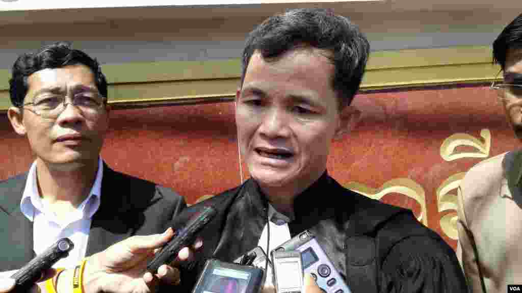 លោក​មេធាវី​ជូង ជូងី​បញ្ជាក់​ប្រាប់​ក្រុម​អ្នក​សារព័ត៌មាន​ពី​ការសម្រេច​ចិត្ត​ដើរ​ចេញ​ពី​សវនាការ​ដោយ​សារ​តែ​ចៅក្រម​បាន​ហាម​ឃាត់​អ្នក​តំណាងរាស្រ្ត​មិន​ឱ្យ​ចូល​ស្តាប់​។ 