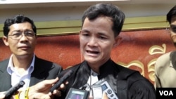 រូបឯកសារ៖ លោក​មេធាវី​ ជួង ជូងី និយាយ​ជាមួយ​ក្រុម​អ្នក​សារព័ត៌មាននៅ​ក្រៅសាលាដំបូងរាជធានីភ្នំពេញ។ 