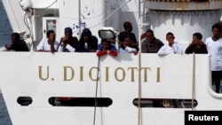 Des migrants attendent d'être débarqués du navire "Diciotti", à Catania, en Italie, le 21 août 2018.