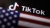 Američka zastava i logo TikToka (Ilustracija: REUTERS/Dado Ruvić) 