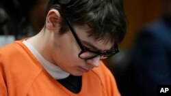 Itan Krambli, tinejdžer koji je ubio četvoro učenika u srednjoj školi u Mičigenu, osušen je na doživotni zatvor u decembru 2023. (AP/Carlos Osorio, Pool)