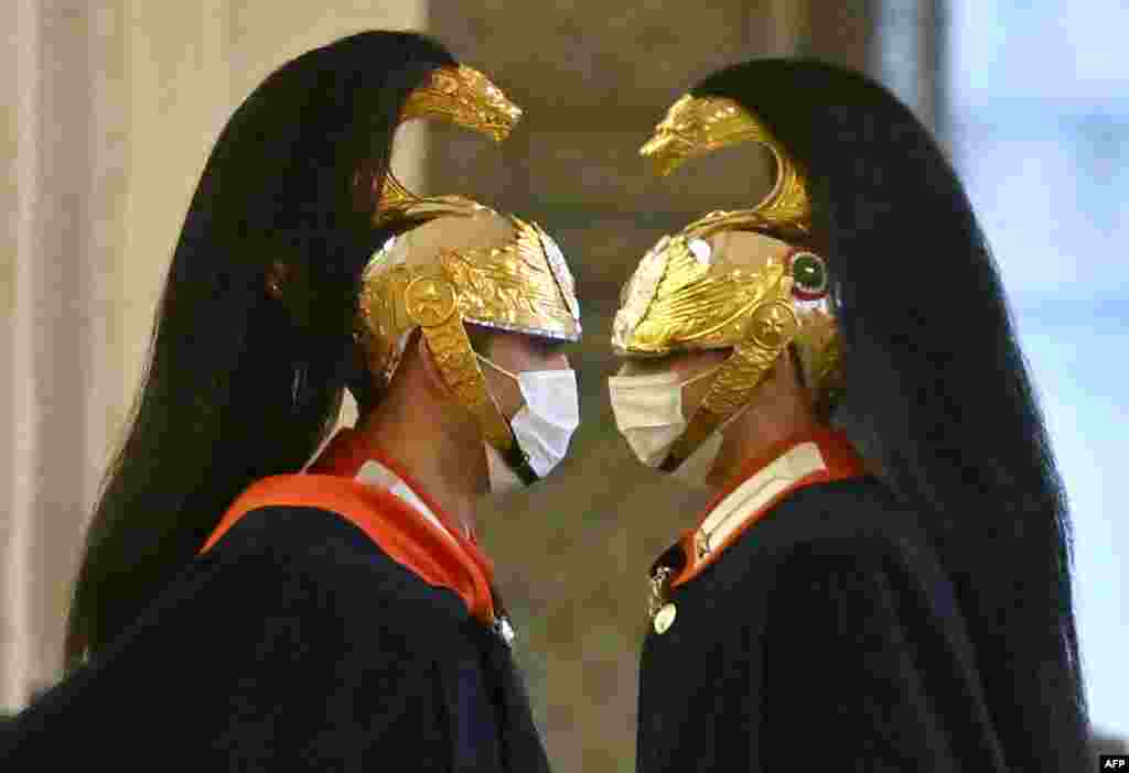 Corazzieri, Pengawal Kehormatan Presiden militer Italia, berdiri di pos mereka di Istana Quirinale di Roma, sebelum para pemimpin politik tiba untuk pertemuan dengan presiden guna membahas pembentukan pemerintahan baru. (Foto: AFP)&nbsp;