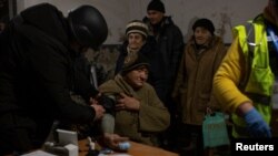 امدادگران داوطلب از بیماران در زیرزمینی در باخموت مراقبت می‌کنند. ۲۴ دی ۱۴۰۱. رویترز