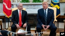 Presiden Amerika Donald Trump bersama Perdana Menteri Israel Benjamin Netanyahu (kanan) di Gedung Putih, Washington, D.C., 27 Januari 2020. (Foto: dok).
